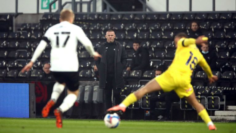 Wayen Rooney dirigiendo el juego ante el Wycombe Wanderers