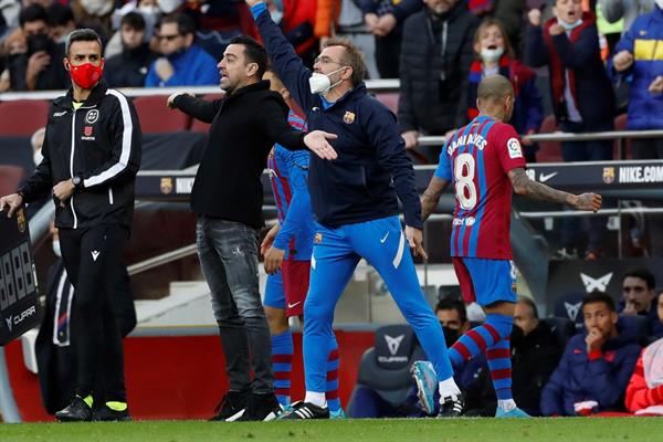 Xavi dirigiendo en el Camp Nou