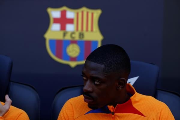 Ousmane Dembélé en la banca del Barcelona