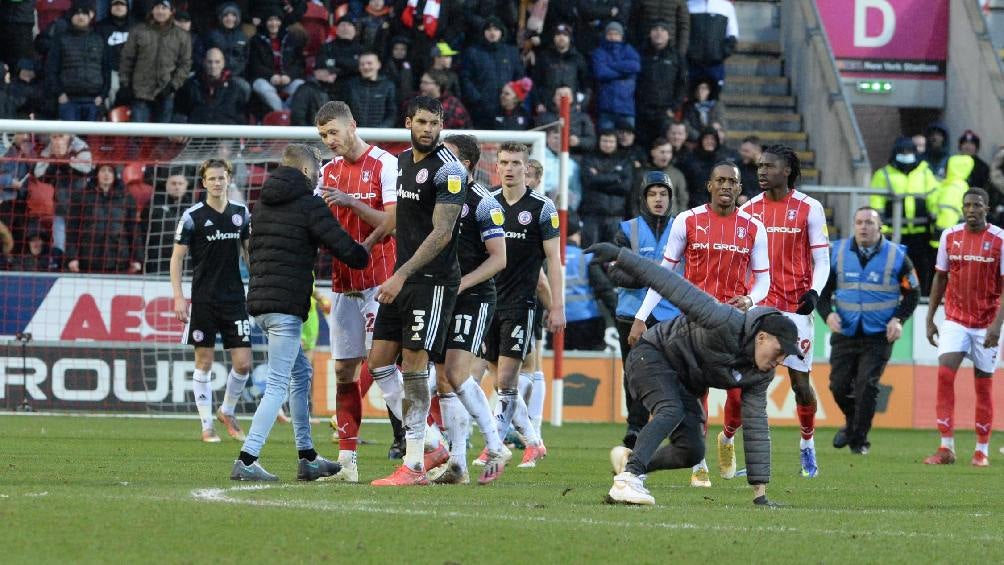 Aficionado ingresó al terreno de juego en League One