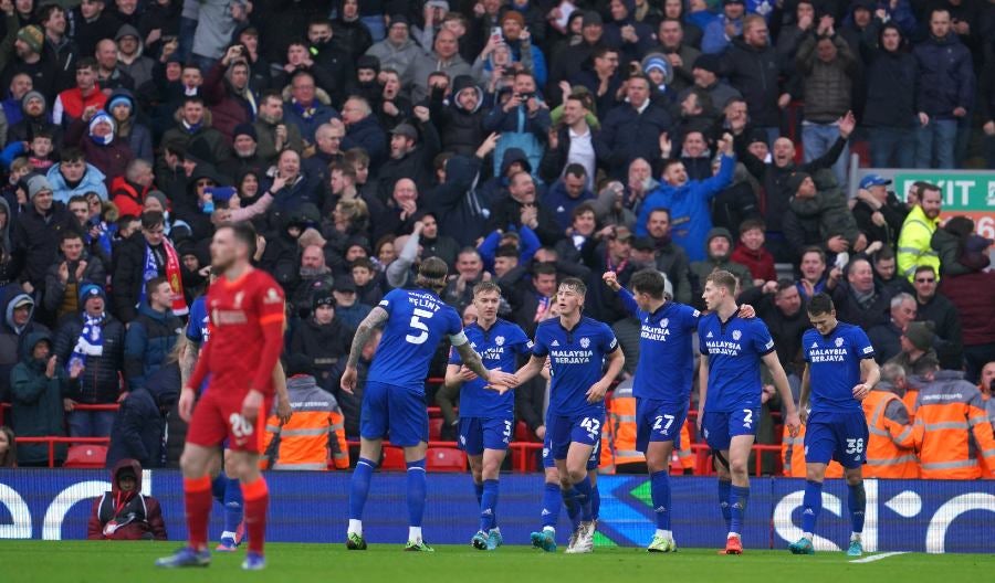 Jugadores del Cardiff festejan gol