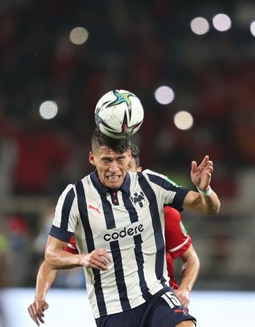 Héctor Moreno en actividad con los Rayados