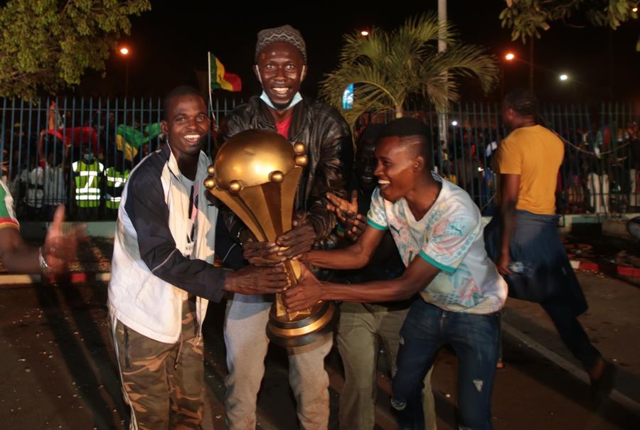 Aficionados senegaleses festejan título de su selección