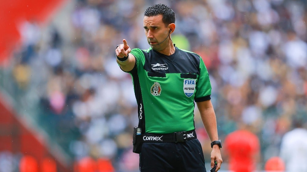 César Arturo Ramos Palazuelos pitando partido en la Liga MX