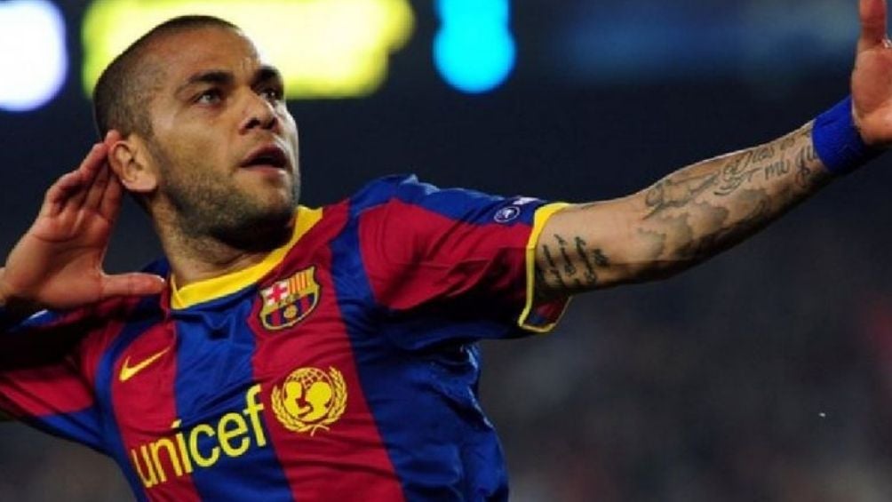 Alves en un partido con el Barcelona