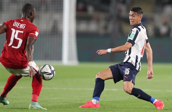 Héctor Moreno en actividad con los Rayados