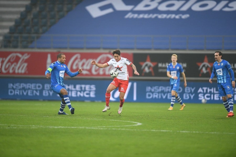 Omar Govea durante un partido con Zulte Waregem