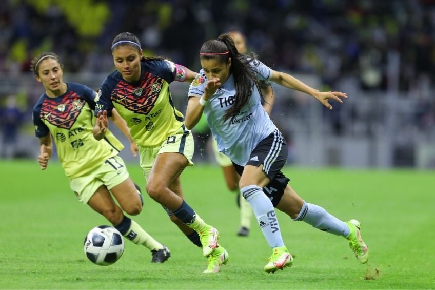 Karen Luna y Lizbeth Ovalle durante el partido