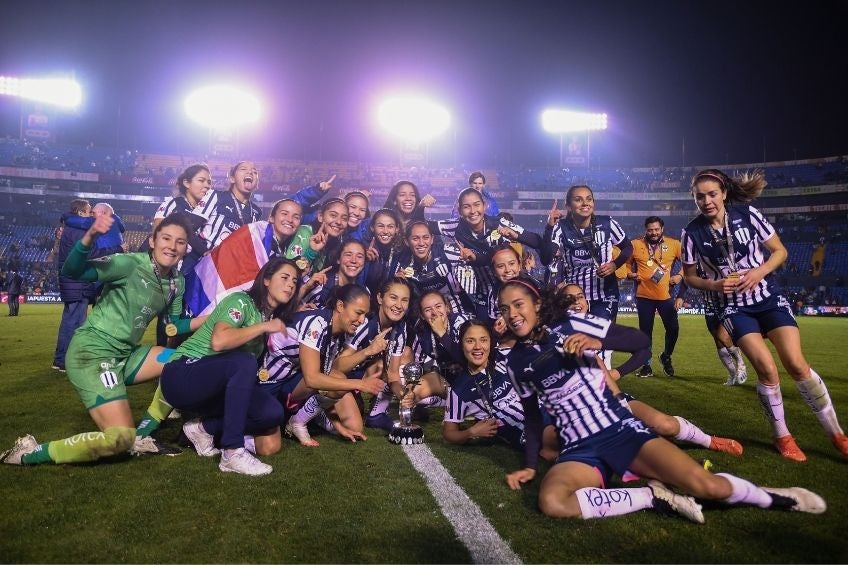 Jugadoras de Rayadas festejando su campeonato