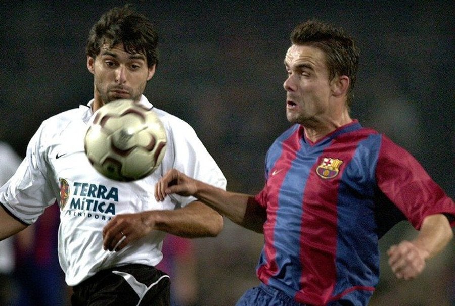 Overmars en juego con el Barcelona