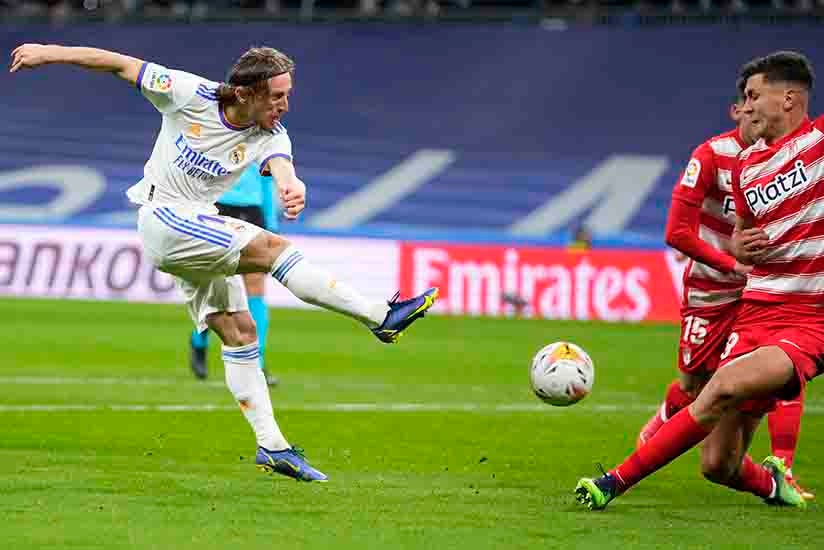 Modric, ante el Granada en un partido de LaLiga