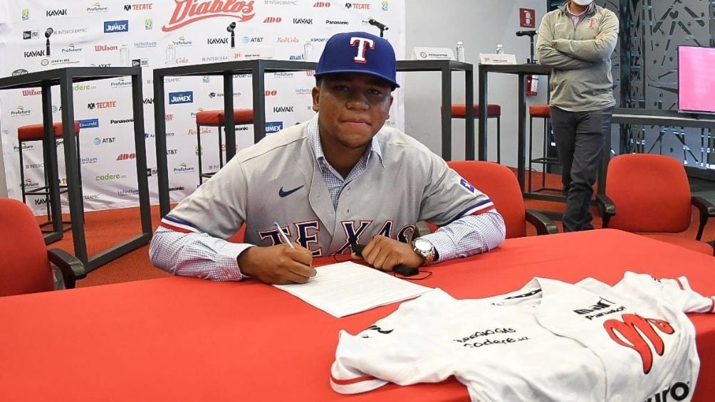 Arias fue firmado por los Rangers