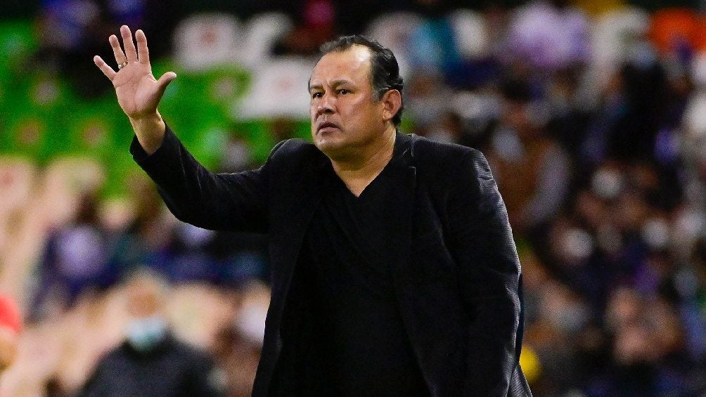 Juan Reynoso dirigiendo a Cruz Azul en partido ante León