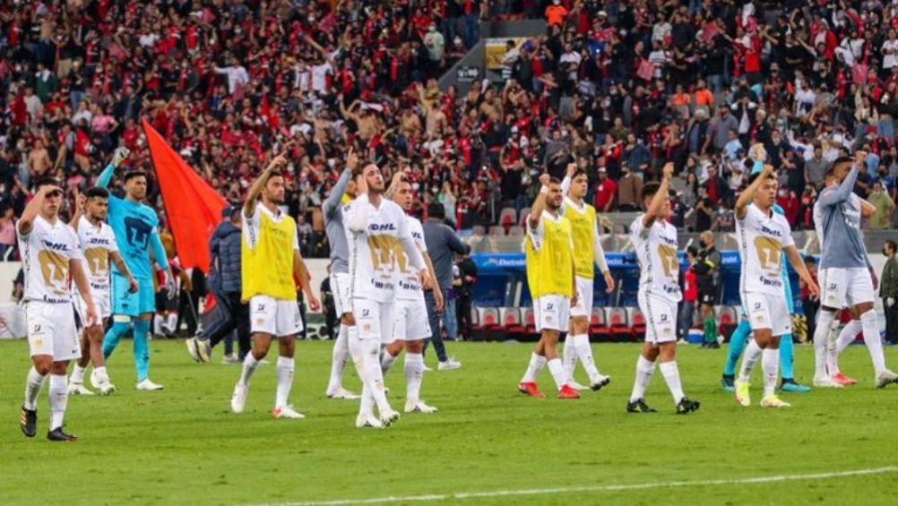 Jugadores de Pumas al final de un partido