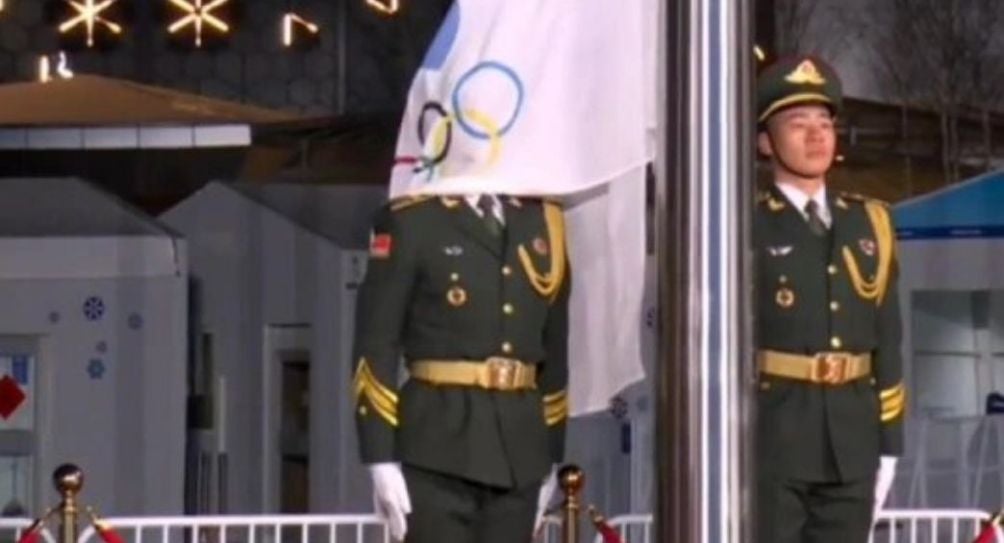 Soldado chino cubierto con la bandera