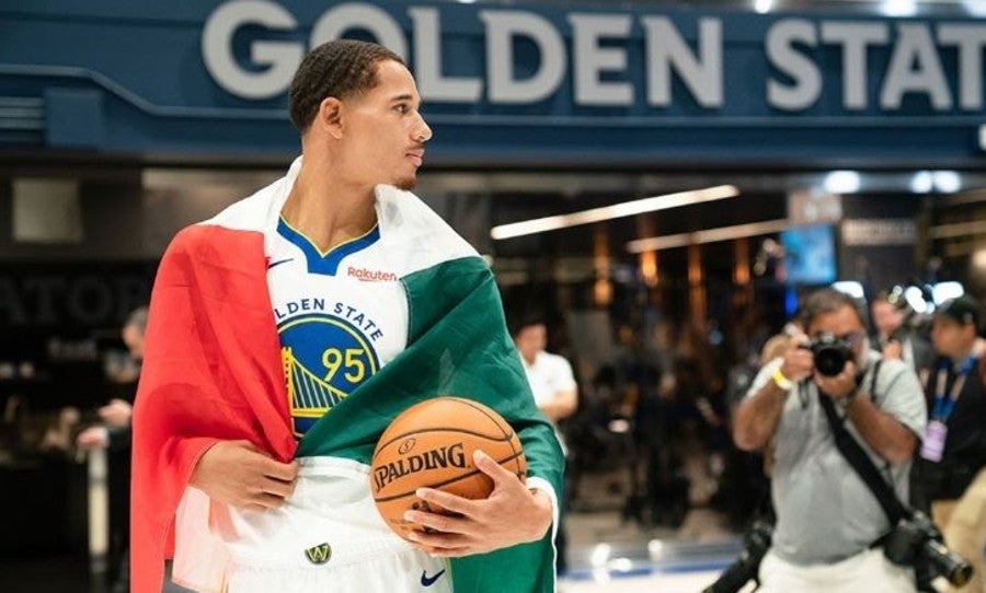 El basquetbolista con la bandera de México