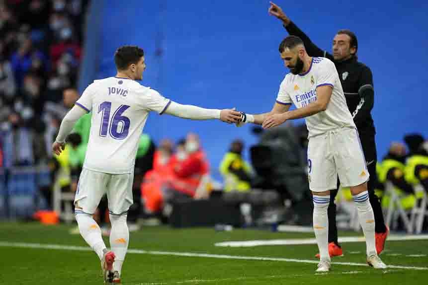 Benzema, saliendo de cambio por Jovic