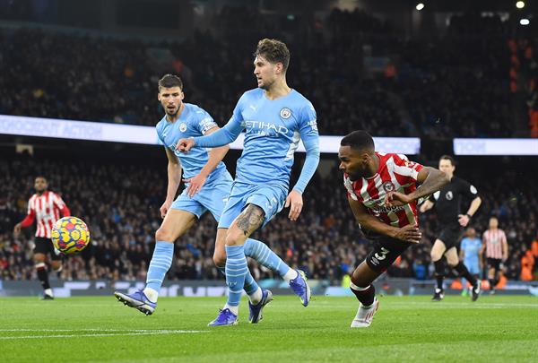 Manchester City en acción ante Brentford 