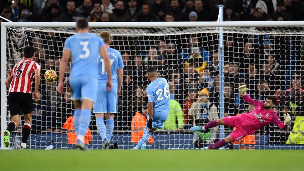 Riyad Mahrez del City anota al Brentford 