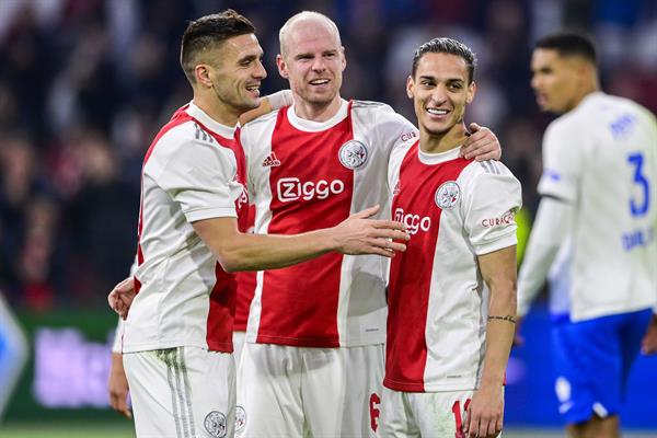 Elementos del Ajax celebran una diana