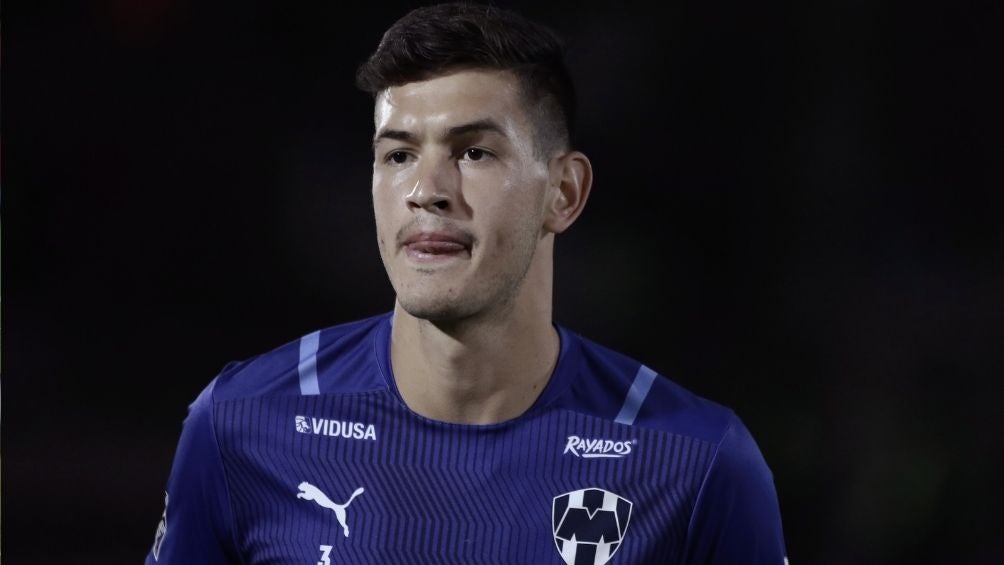 César Montes en un partido con Rayados