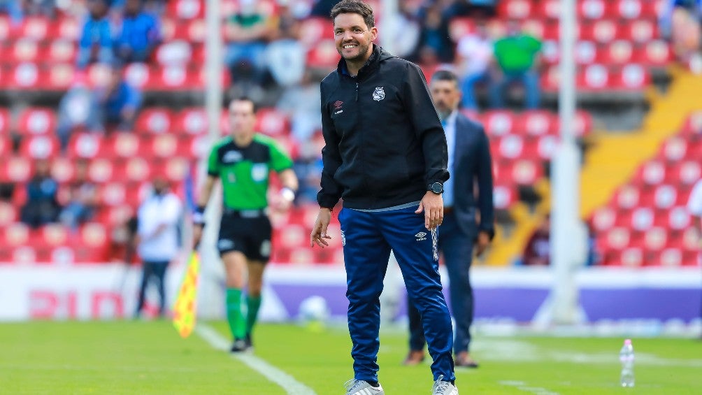 Nicolás Larcamón reacciona durante partido