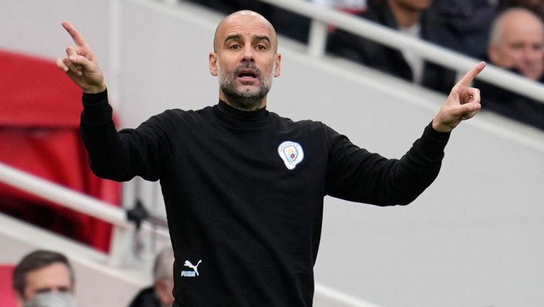 Guardiola dirige las acciones de sus pupilos 