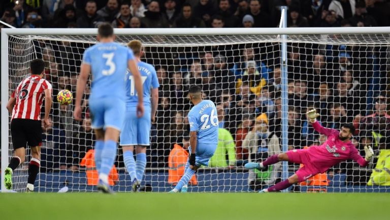 Riyad Mahrez del City anota al Brentford