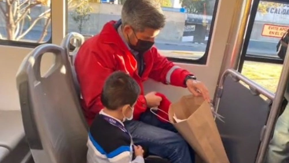 Xavier recibe paseo en el Metrobús