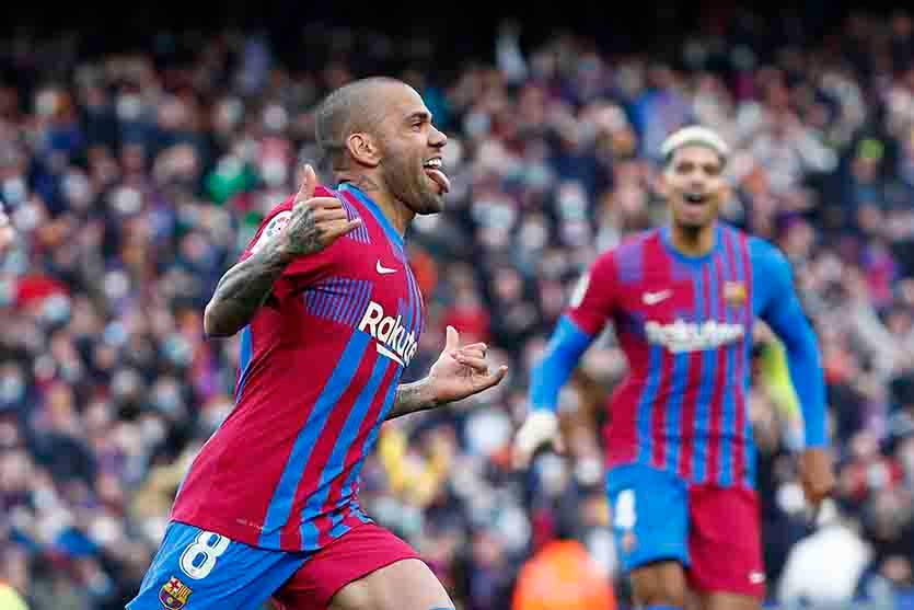 Dani Alves fue uno de los autores del gol en la victoria Cúle 