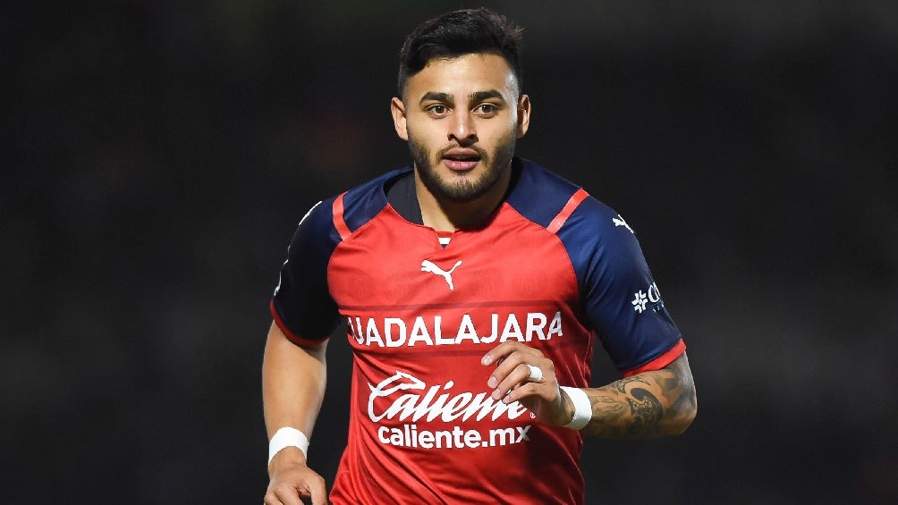 Alexis Vega jugando partido con Chivas en la Liga MX