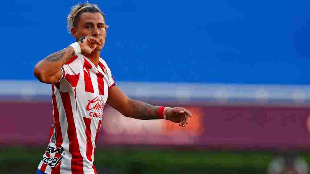 Cristian celebrando un gol con Chivas 