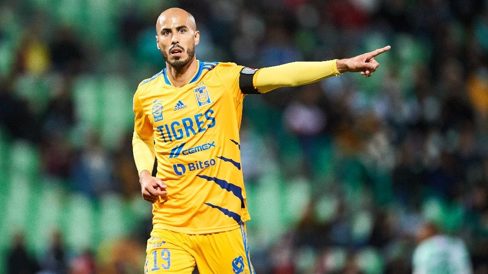 Guido Pizarro jugando partido con Tigres en la Liga MX