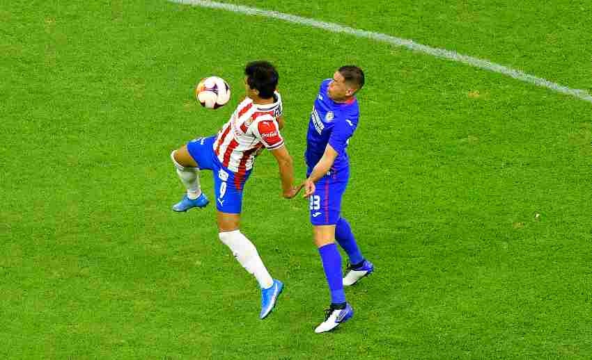 Macías en un duelo vs Cruz Azul 