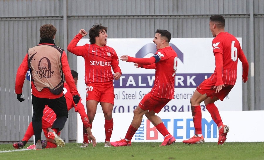 Carlos Álvarez celebrando un gol con el Sevilla