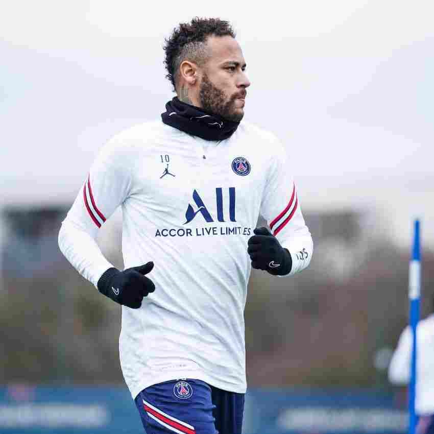 Ney en calentamiento con el PSG 