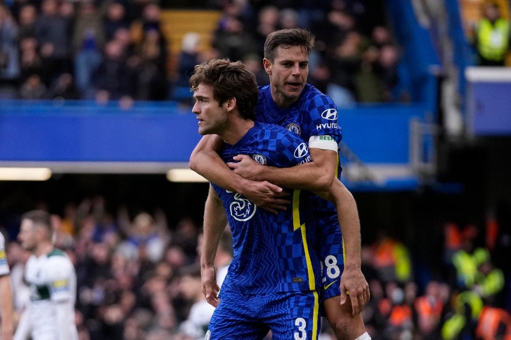 Azpi con Marcos Alonso, en partido de FA Cup