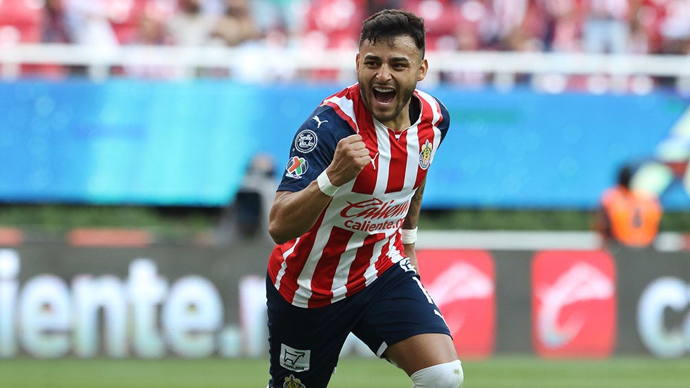 Alexis Vega festeja un gol con Chivas