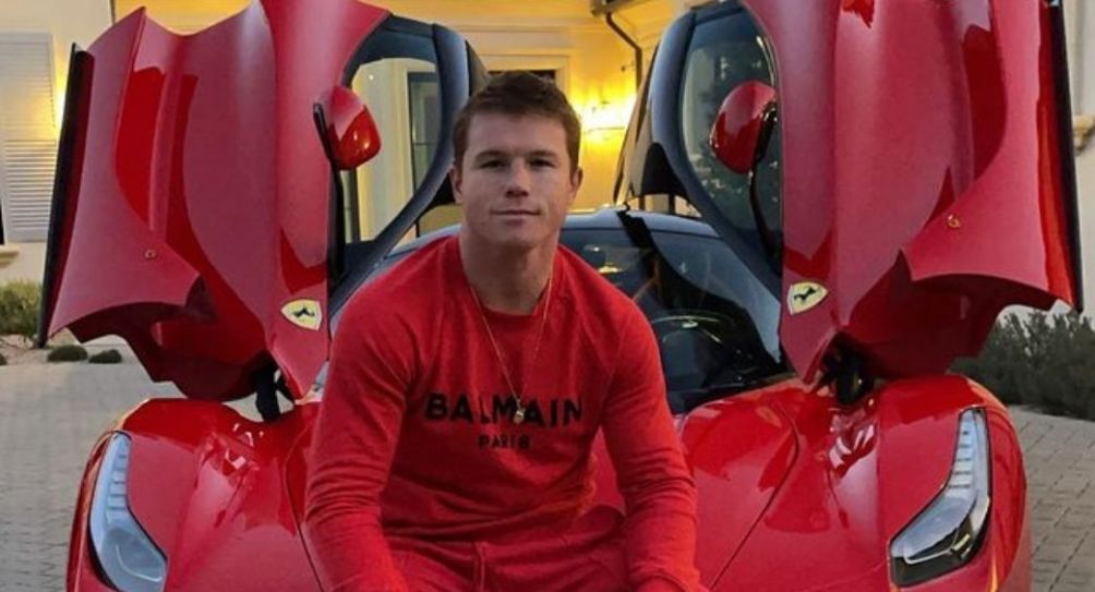 Canelo junto a uno de sus coches