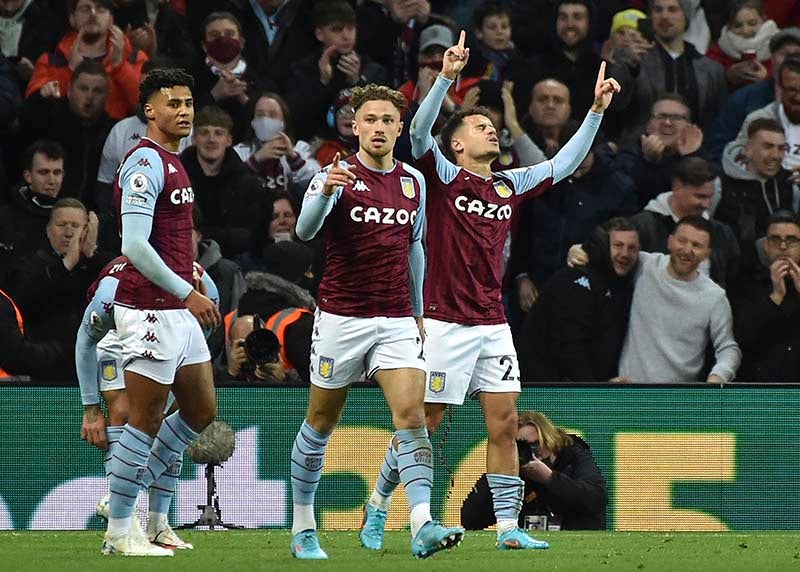 Philippe Coutinho festeja un gol con Aston Villa 