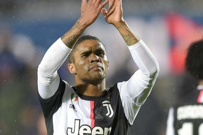 Douglas Costa tras un partido de la Juventus