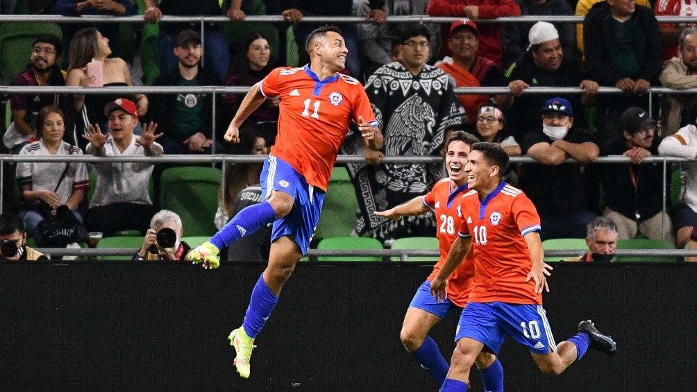 Iván Morales durante un partido con Chile