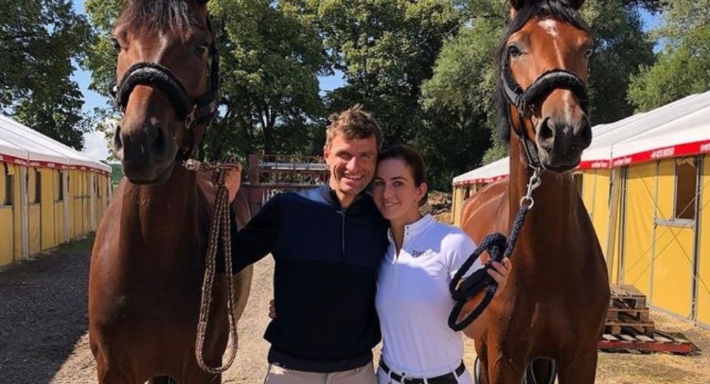 Thomas Müller junto a su esposa y sus caballos