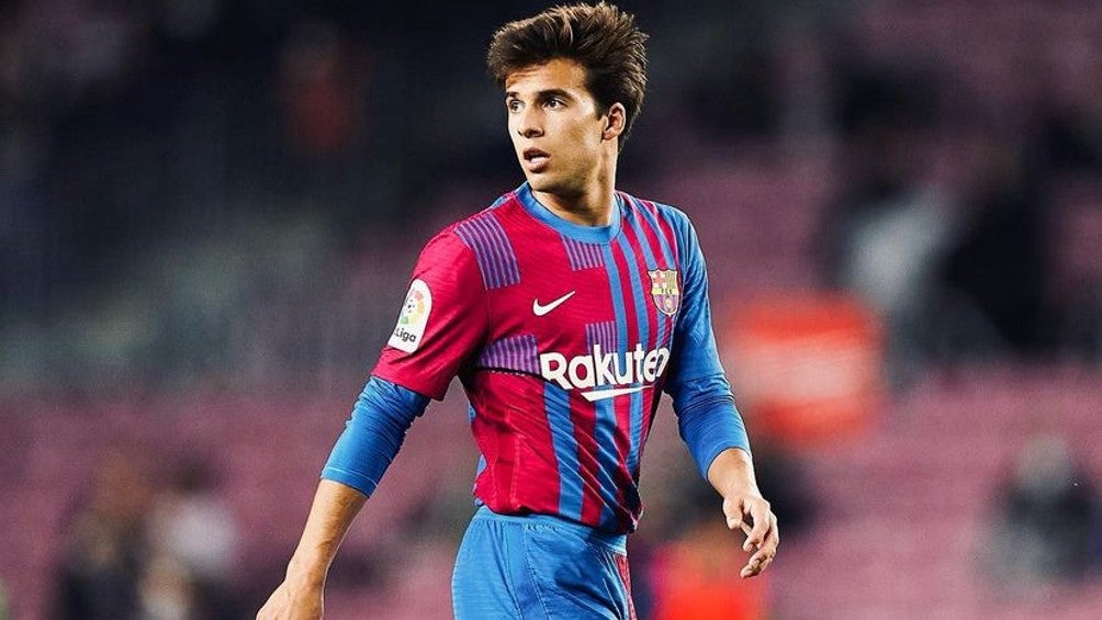 Riqui Puig jugando partido de la LaLiga con el Barcelona