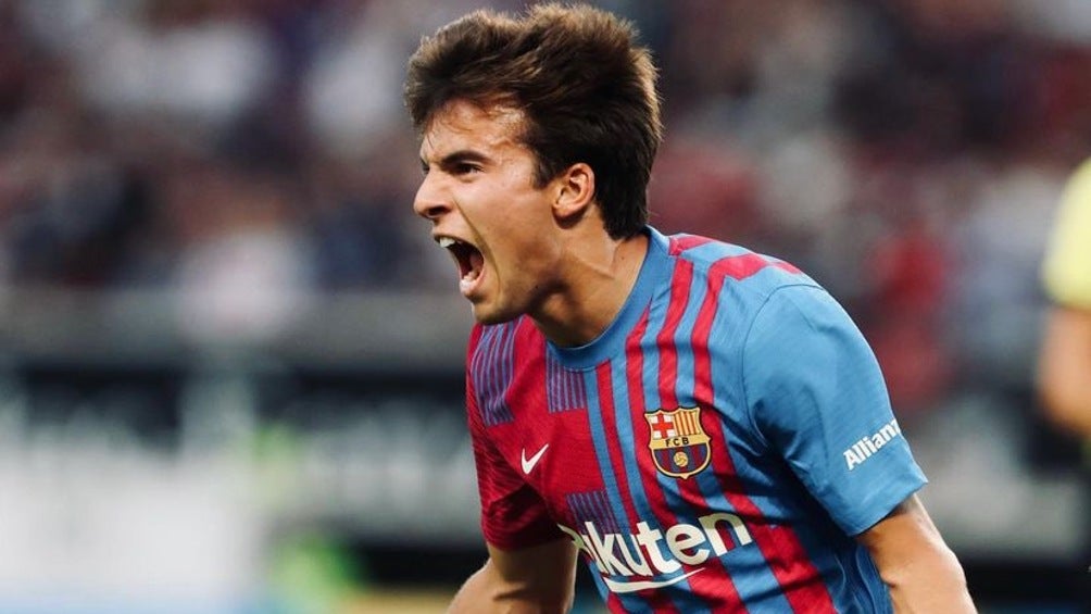 Riqui Puig festejando gol con el Barcelona