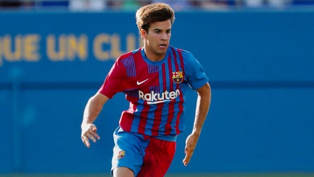 Riqui Puig jugando partido en las inferiores del Barcelona