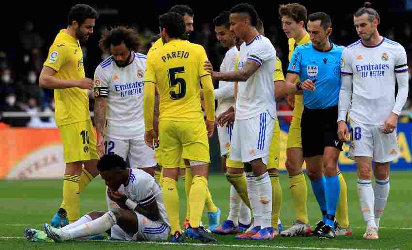 Jugadores del Villarreal y Real Madrid tras el golpe de Albion 