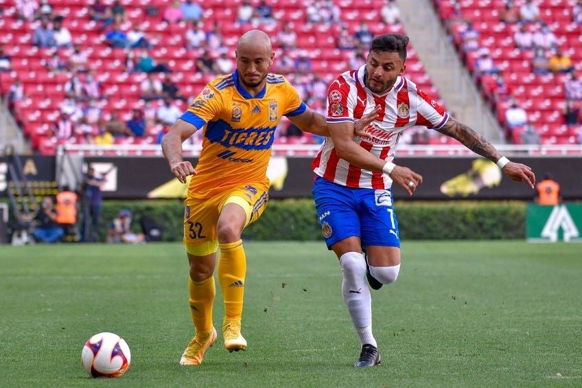 Alexis Vega disputando un balón con Carlos González