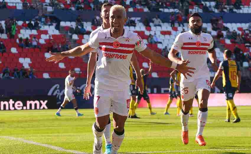 Camilo Sanvezzo celebrando su gol 