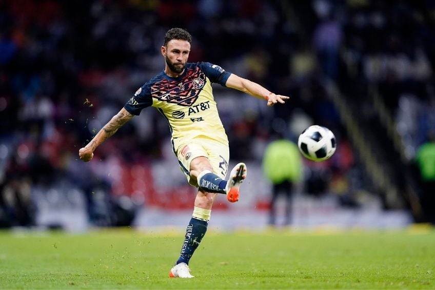 Miguel Layún cobrando un tiro libre